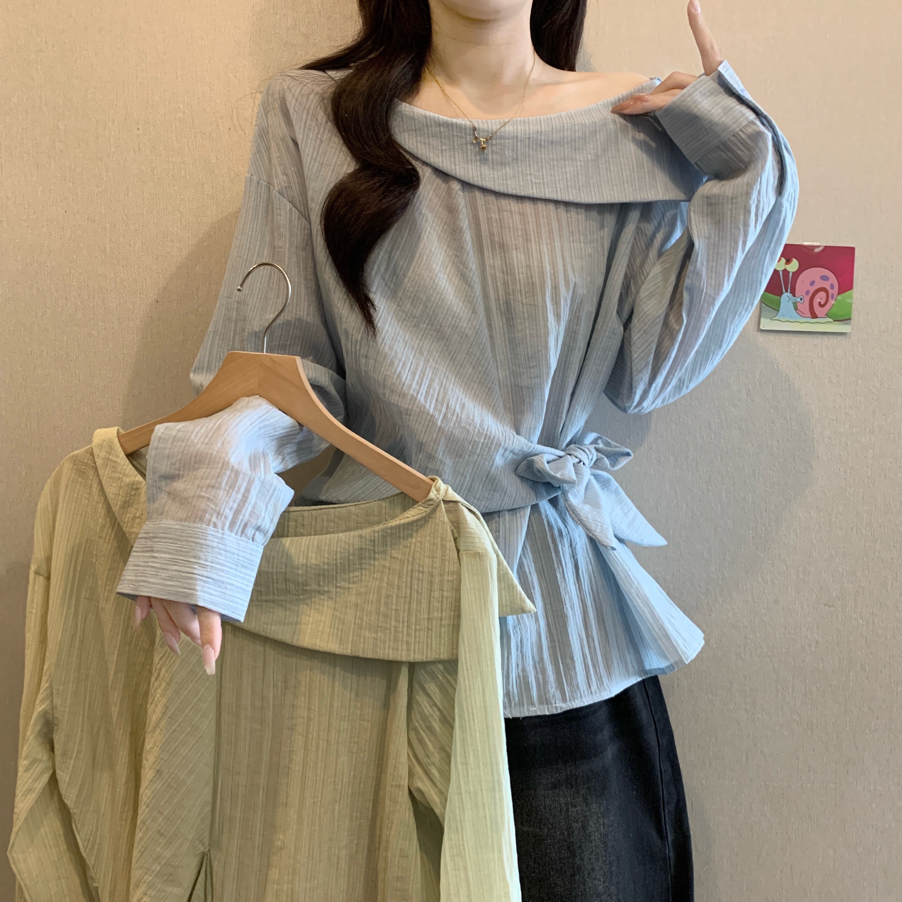 오프숄더 스트라이프 긴팔 여성 셔츠 봄 여름 빅 사이즈 지방 mm 슬림해 보이는 디자인 센스 레이스업 허리 수축 표지 배 맨위
