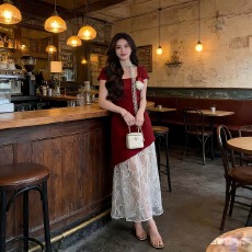 批发实拍蕾丝拼接假两件设计感红色方领短袖<b class='q'>连衣裙</b>女夏季显瘦中长裙子