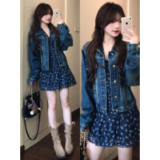批发法式V领蓝色碎花连衣裙子搭配深蓝牛仔短外套女2026春辣妹苾入
