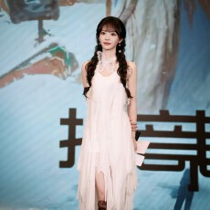 批发田曦薇同款白色<b class='q'>不规则</b>流苏<b class='q'>雪纺衫</b>仙女裙夏季蝴蝶结露背挂脖连衣裙