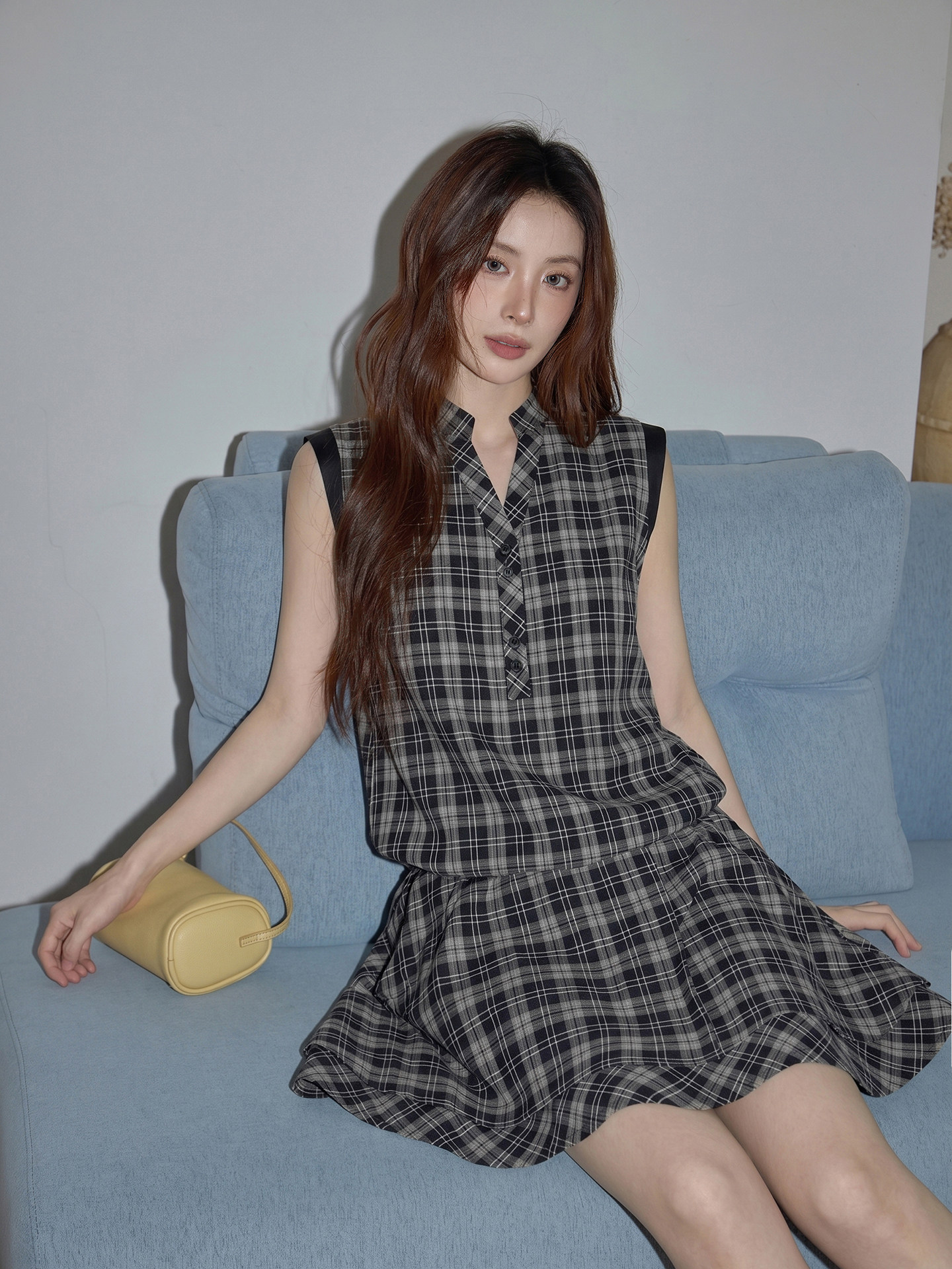 고급 센스 검정색 체크무늬 V넥 민소매 여성 드레스 2026 여름 허리 수축 단추 한 마디 미니 스커트