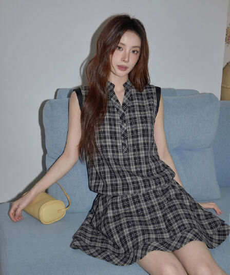 고급 센스 검정색 체크무늬 V넥 민소매 여성 드레스 2026 여름 허리 수축 단추 한 마디 미니 스커트