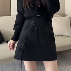 批发2026年秋季新款轻奢立体玫瑰花纯色<b class='q'>百搭</b>半身裙女简约高级显瘦短裙