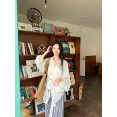 批发现实拍 慵懒风微透薄款防晒白色中<b class='q'>长款</b>收腰衬衫上衣+条纹休闲裤