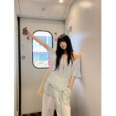 批发现实拍 清爽水冰月中长款系带绿条纹撞色露肩<b class='q'>针织衫</b>