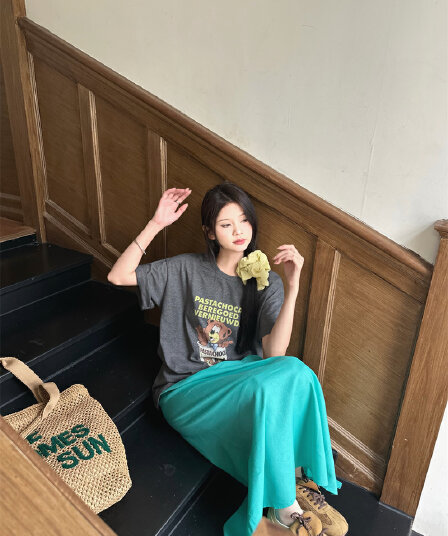 있음 선적 실사 ns 바람 한 부서 라운드 넥 어두운 회색 프린트 반팔 티셔츠 맨위 박하 녹색 트임 반신 스커트