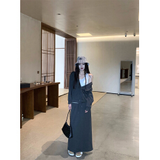 批发实拍 早秋空气层面膜感舒适大V领连帽<b class='q'>卫衣</b>+半身裙套装