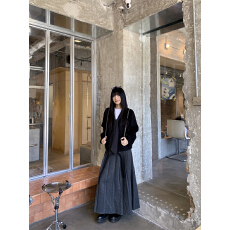 批发实拍实价  早春显瘦百搭大V领黑色毛呢外套+领带+百褶<b class='q'>半身裙</b>套装