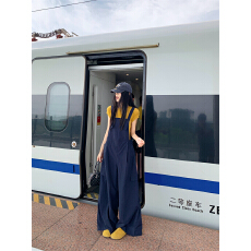 批发现现！实拍 俏皮减龄藏青色休闲宽松背带裤+姜黄色打底短袖