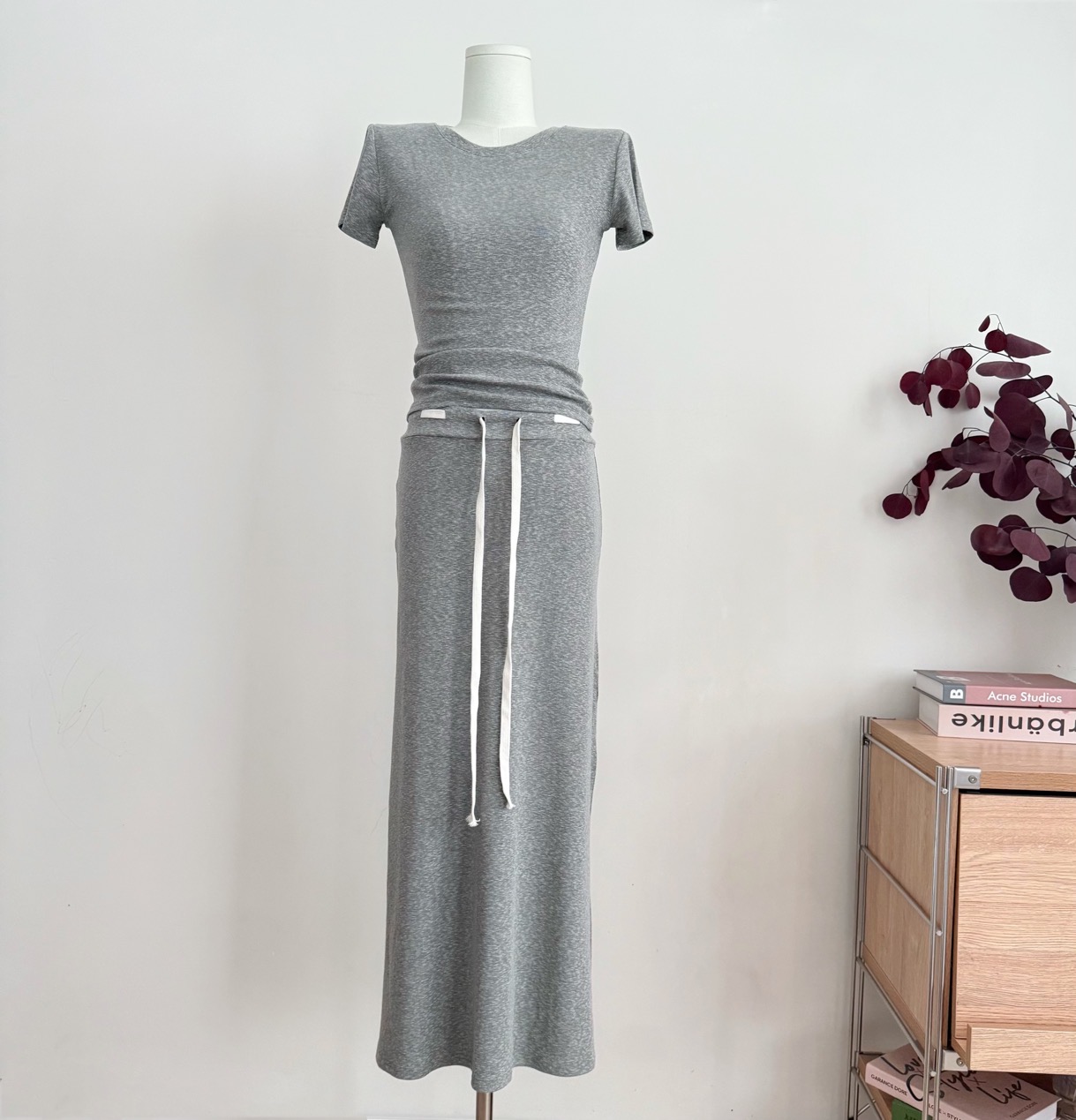 흔들어서 톤 pp 종이 사람들 다용도 세련된 라운드 넥 몸매 가꾸기 쇼트 스타일 티셔츠 펌프 로프 반신 치마 세트