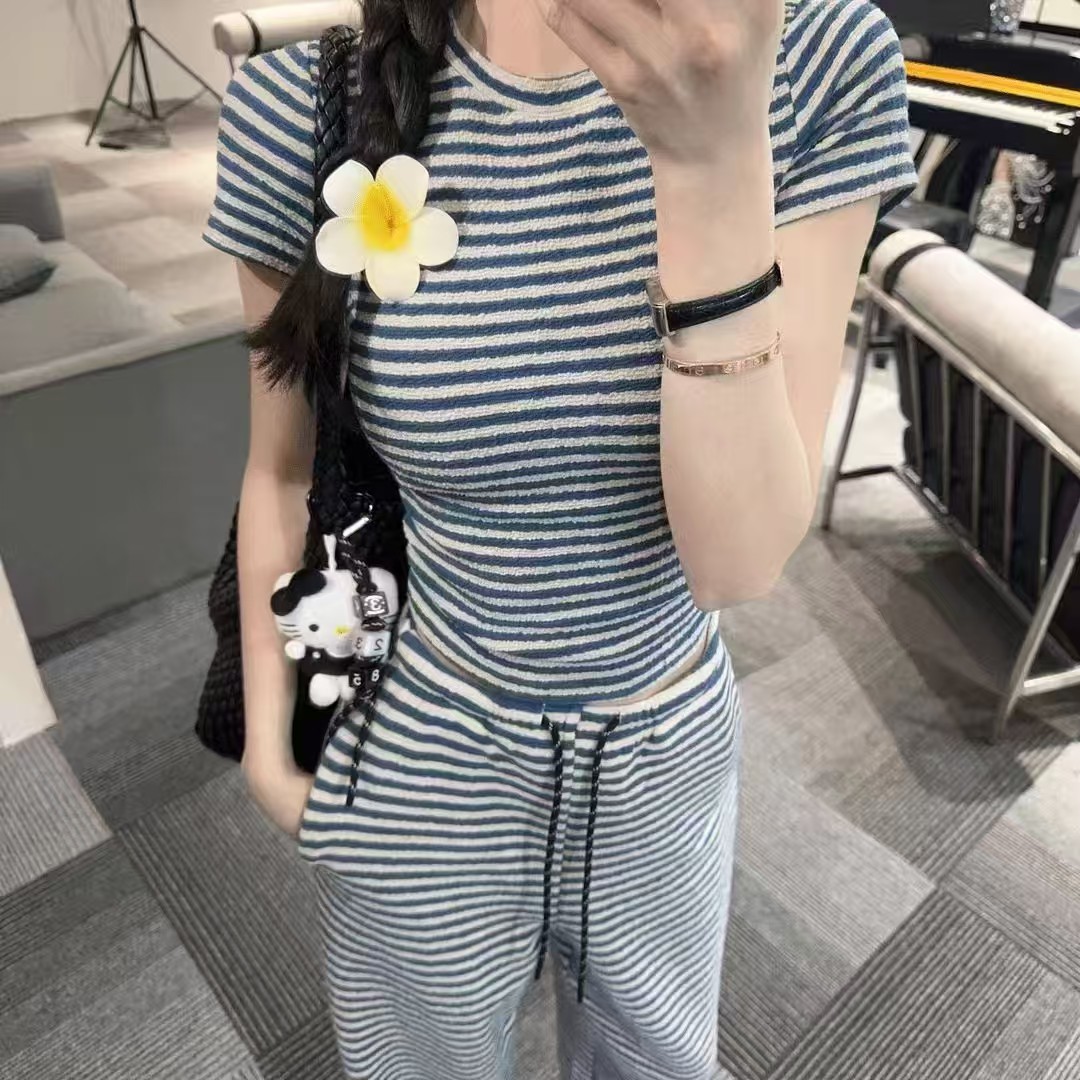 2026 슈퍼 화재 연령 감소 세트 여성 여름 새로운 한국 스타일 고급 센스 파란색 스트라이프 티셔츠 캐주얼 바지 투피스 세트