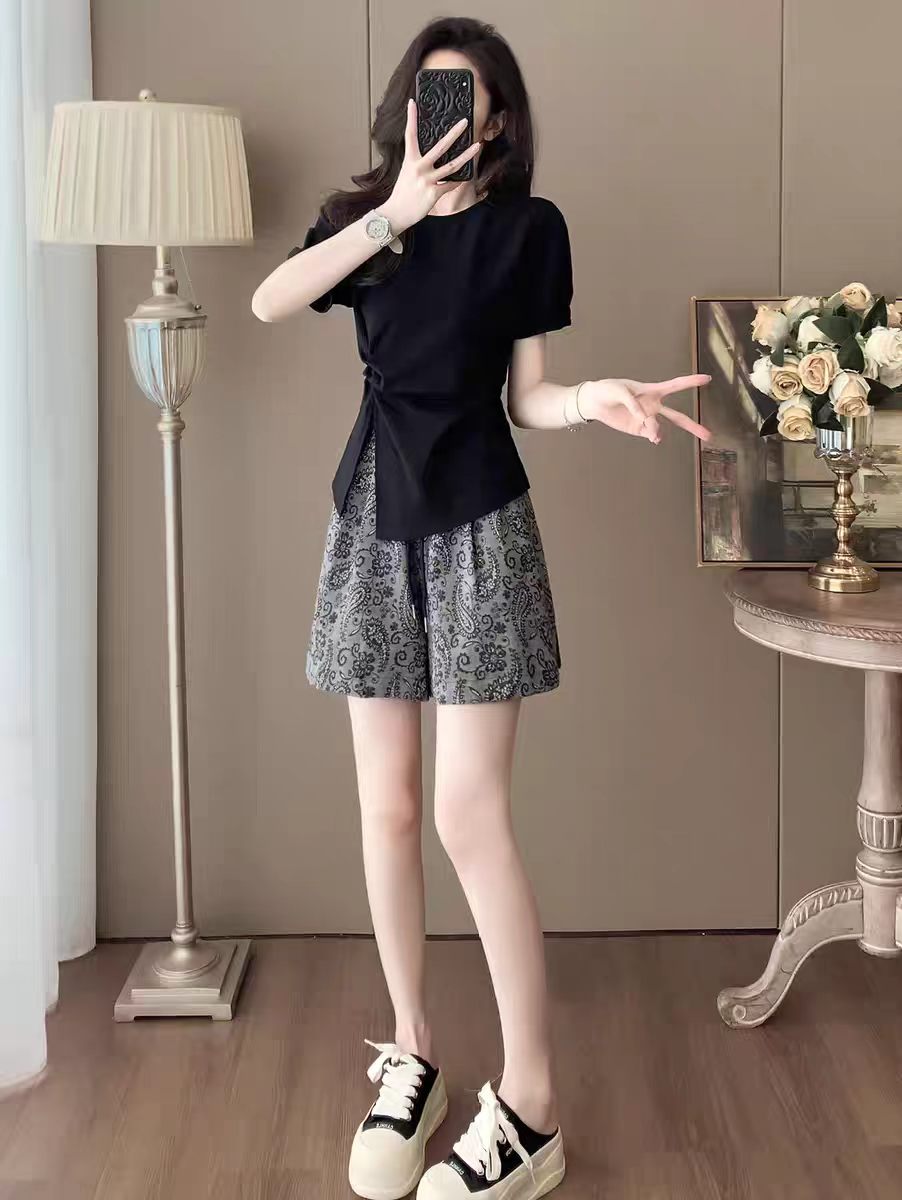 고급 센스 캐주얼 스포츠 슈트 여성 여름 2026 새로운 슬림해 보이는 디자인 센스 작은 대중 반팔 반바지 투피스 세트