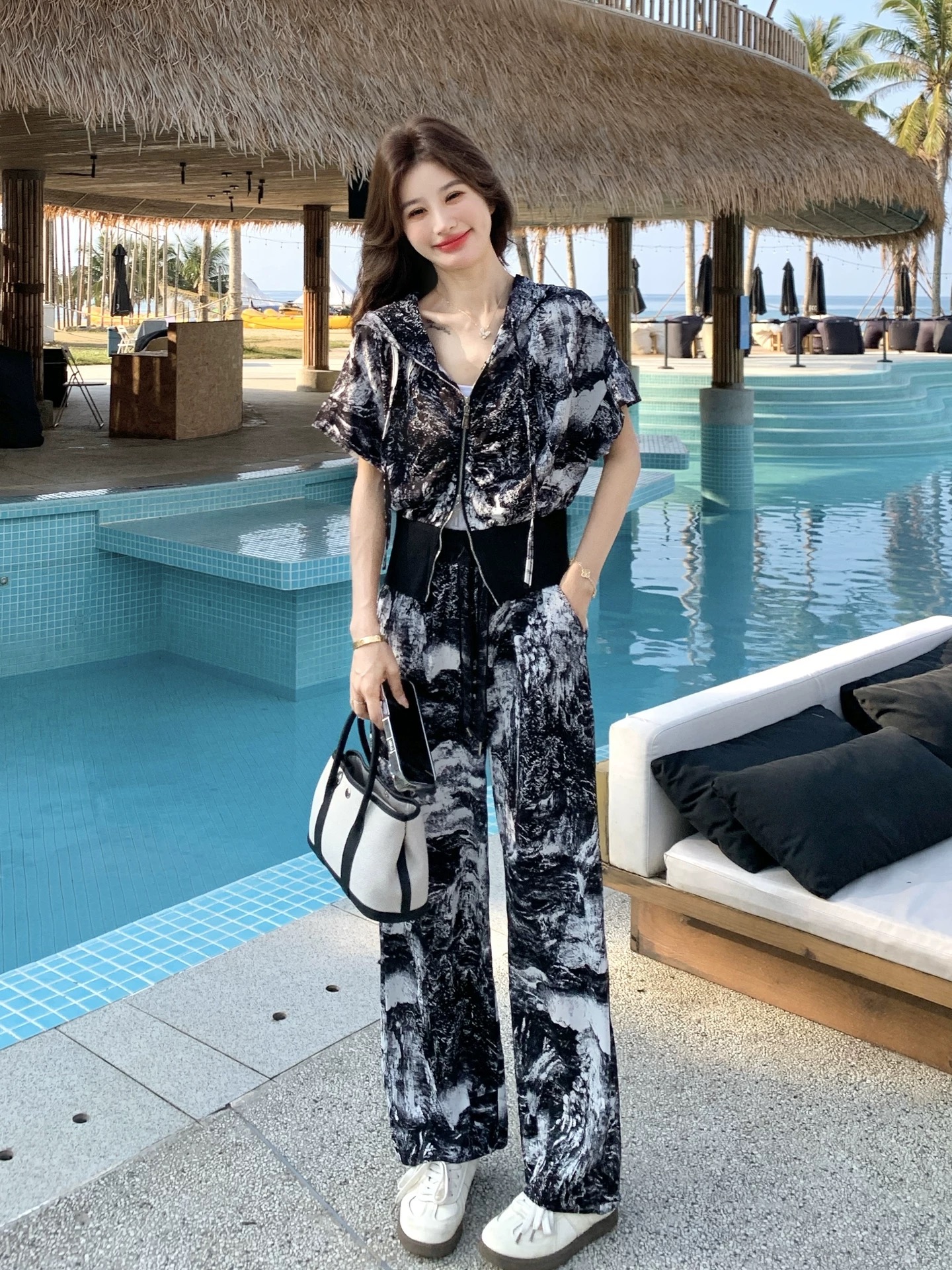 휴가 바람 배색 꽃무늬 후드 반팔 와이드 레그 팬츠 두 조각 여성 세트 여름 2026 새로운 패션 슈퍼 화재 세트