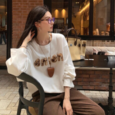 批发区区欧阳 豹纹刺绣白色长袖<b class='q'>T</b><b class='q'>恤</b><b class='q'>女</b>秋季美式复古宽松圆领针织上衣