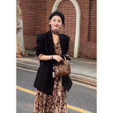 批发2025年秋小个子轻熟风黑色<b class='q'>西装</b>外套女短款收腰显瘦高级感通勤夹克