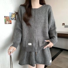 批发实拍<b class='q'>大码</b>女装韩系慵懒休闲软糯圆领拉链开衫毛衣+短裙两件套