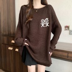 批发实拍大码女松弛慵懒风火柴人提花圆领宽松套头中长款针织百搭毛衣