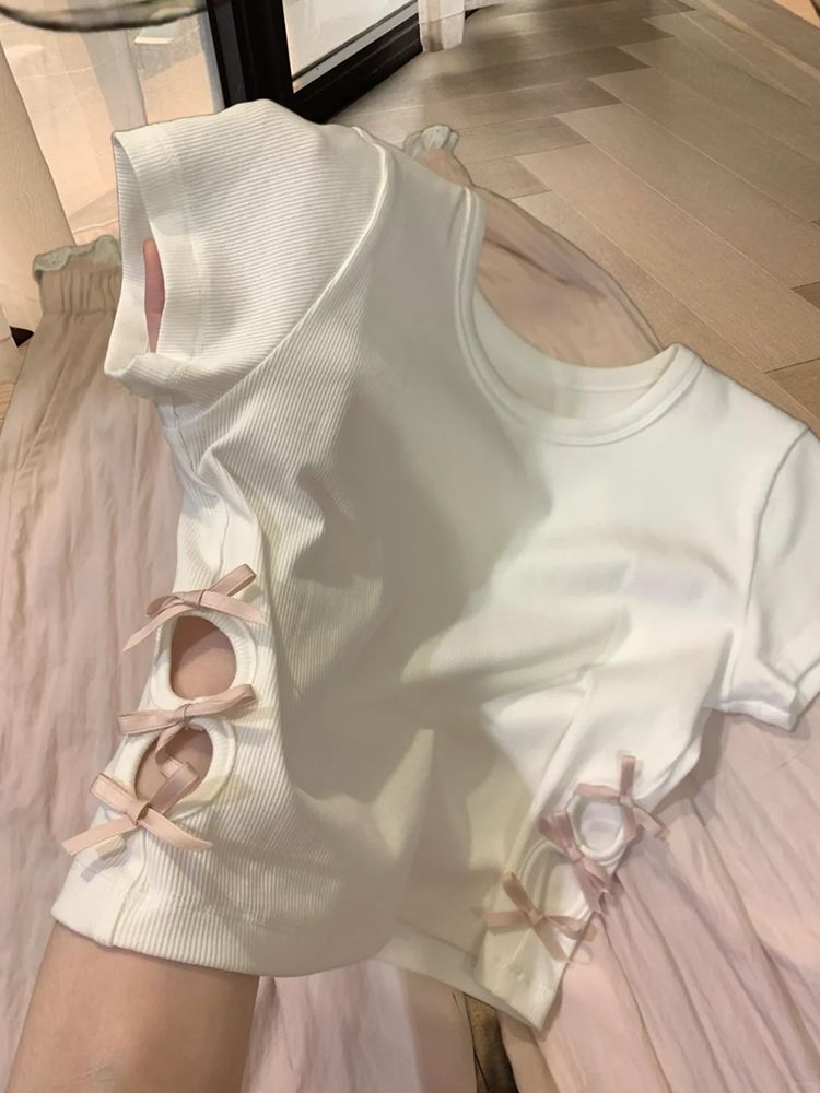 측면 홀로우 아웃 쇼트 스타일 맨위 여성 여름 디자인 센스 작은 대중 나비 매듭 긍정적 인 어깨 반팔 티셔츠