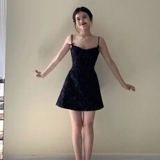 批发法式纯欲风黑色碎花<b class='q'>连衣裙</b>女春夏季甜辣妹<b class='q'>露背</b>收腰显瘦a字吊带裙