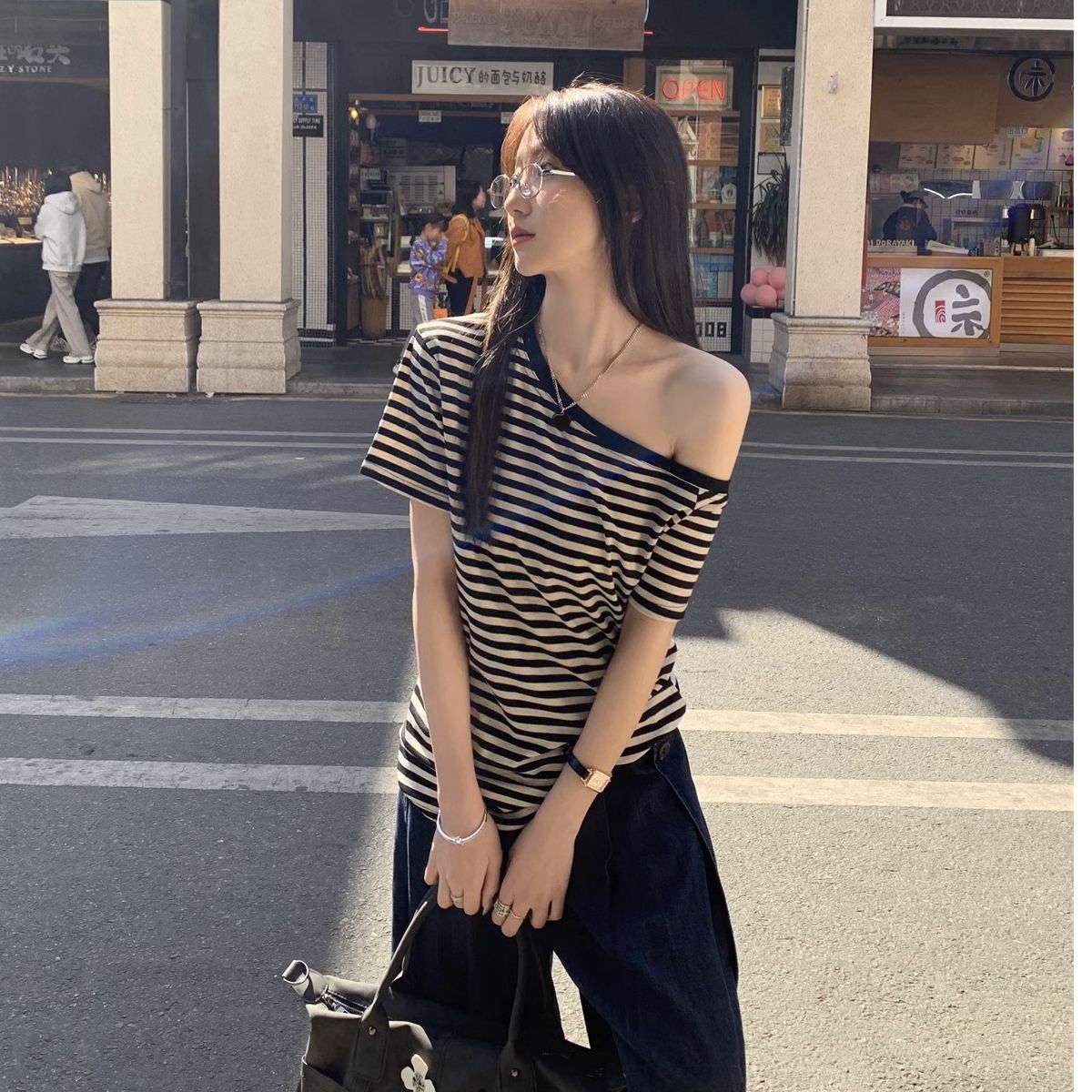 디자인 센스 비스듬한 어깨 반팔 스트라이프 티셔츠 여성 루즈핏 오프숄더