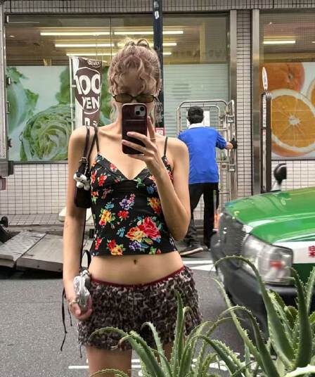 도파민 핫걸 더블 어깨끈 검정색 색상 꽃무늬 망사 캐미솔