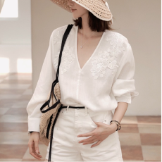 批发秋装新款秋季新款重工定位刺绣立体钉珠春<b class='q'>夏</b>百搭衬衫V领衬衣