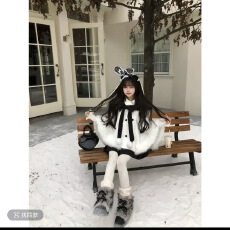 批发雪国来信 冬季白色斗篷毛毛边披肩小熊帽子+半身裙套<b class='q'>装</b>