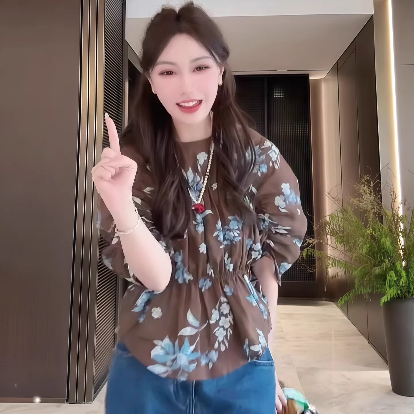 빛 럭셔리 꽃무늬 라운드 넥 반팔 여성 셔츠 2026 새로운 여름 밴딩 허리 수축 슬림해 보이는 품격 작은 셔츠 맨위 트렌디