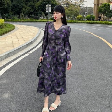 批发2026春新款复古连衣裙女高级花卉印花V领长裙洋气百搭气质名媛风