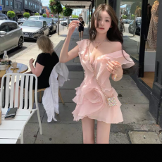 批发粉色荷叶边一字领抹胸<b class='q'>连衣裙</b>氛围感飘逸仙气<b class='q'>雪纺</b>裙