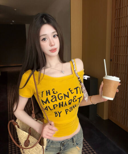 실사 감소되지 않음 핫걸 알파벳 프린트 비스듬한 어깨 페이크 레이어드 티셔츠 여성 몸매 가꾸기 다용도 반팔 맨위