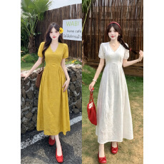 大码2026夏季阳光女孩V领刺绣镂空花花海边度假气质高腰连衣裙女