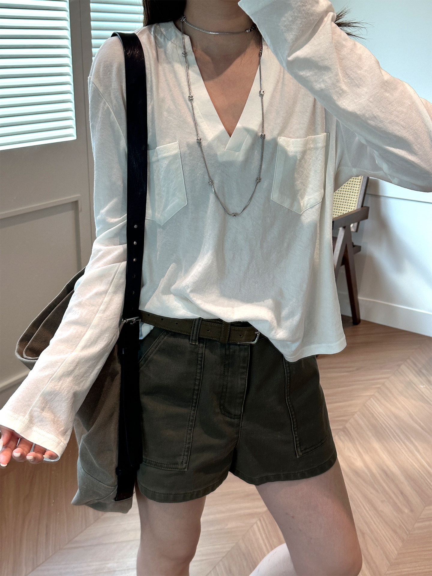 한 부서 느긋한 바람 화이트 V넥 긴팔 티셔츠