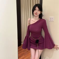 批发秋冬长袖辣妹风斜肩喇叭袖<b class='q'>连衣裙</b>女小个子高级感气质修身包臀短裙