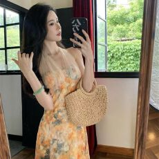 批发法式油画印花露背挂脖连衣裙女夏季修身初恋<b class='q'>长</b><b class='q'>裙</b>温柔收腰a字<b class='q'>裙子</b>