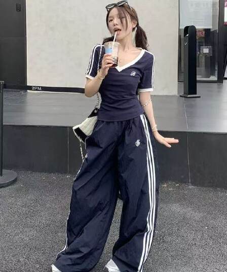 새로운 아메리칸 배색 스트라이프 V넥 자수 반팔 긴 바지 여성 2026 여름 몸매 가꾸기 슬림해 보이는 운동 바람 세트