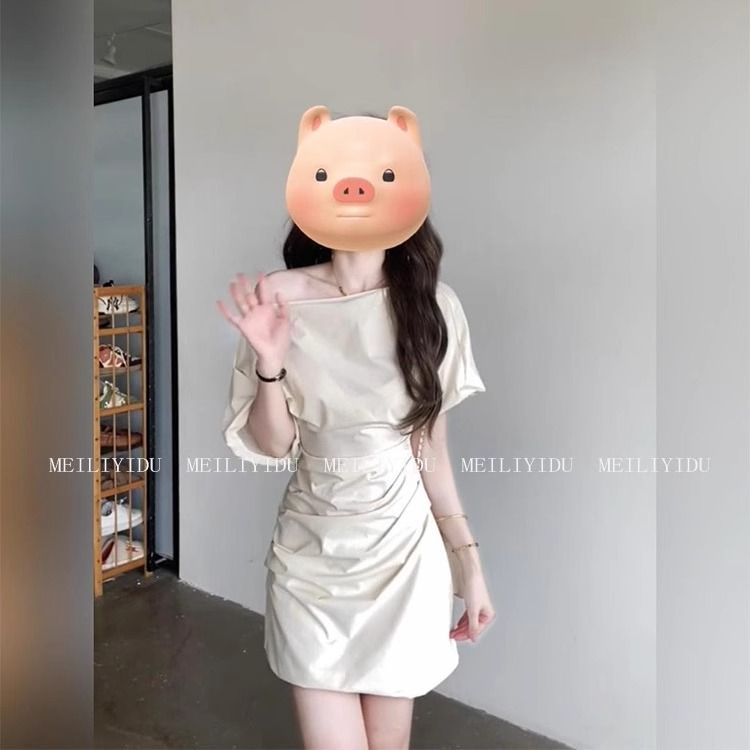 프랑스식 화이트 비스듬한 어깨 주름 여성 드레스 부드러운 바람 하이웨이스트 슬림해 보이는 한 마디 미니 스커트