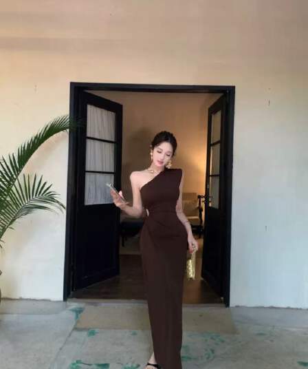 있음 장식품 섹시함 숄더백 여성 드레스 여름 새로운 고급 센스 몸매 가꾸기 롱 스커트 주름 디자인