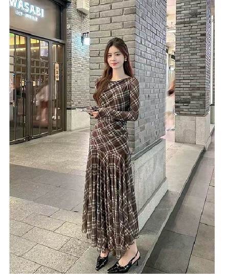 2026 새로운 가을 의상 올해 인기 폭발 아름다운 체크무늬 몸매 가꾸기 가스 질감 허리 수축 롱 스커트 긴팔 드레스