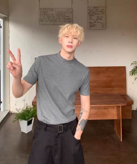 2026 왕 지아 서울 같은 단락 작은 네클라인 단색 반팔 티셔츠 남자 여름 부드러운 찹쌀 차가운 센스 니트 반소매 기본 셔츠