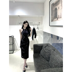 批发实拍视频  新款复古设计感改良旗袍<b class='q'>丝绒</b>印花挂脖显瘦包臀<b class='q'>连衣裙</b>