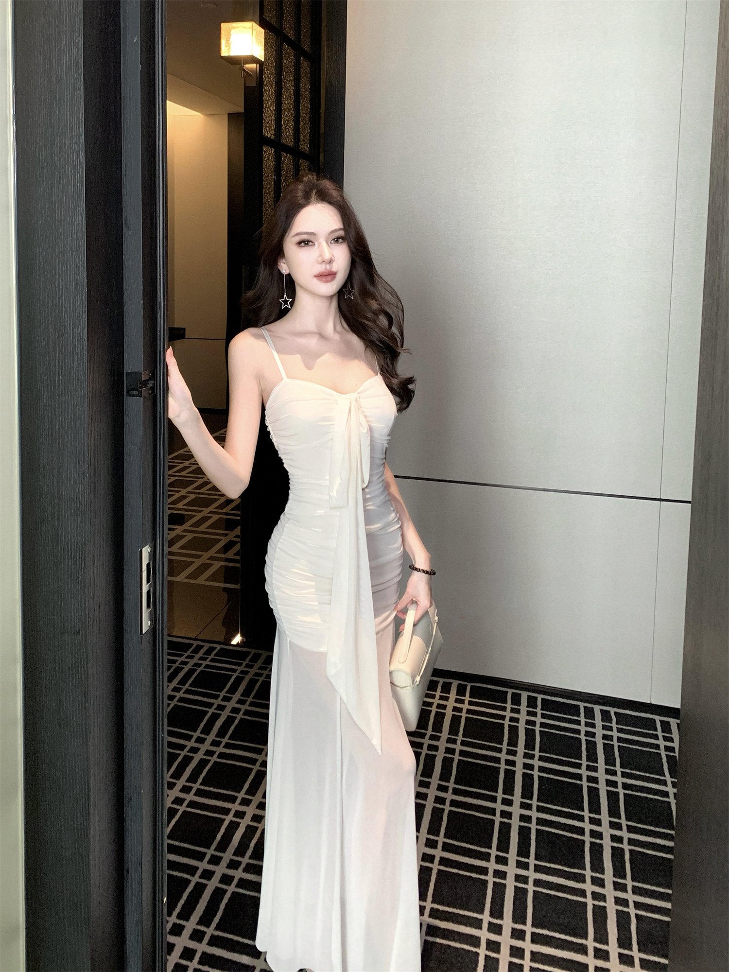 实拍视频    新款性感辣妹纯欲风网布抹胸挂脖显瘦包臀吊带连衣裙