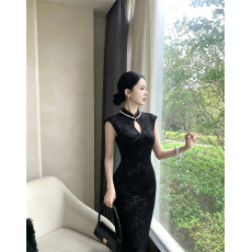 批发实拍新款复古设计感改良旗袍丝绒圧花珠子挂脖性感镂空包臀<b class='q'>连衣裙</b>