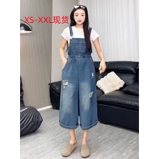 批发洋气破洞新款时尚大码牛仔背带裤<b class='q'>女</b>梨形身材宽松遮肉显瘦<b class='q'>连体裤</b>