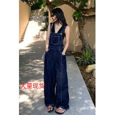 批发韩系减龄原色工装<b class='q'>背带</b>裤休闲时尚宽松遮胯深蓝色弯刀牛仔裤女