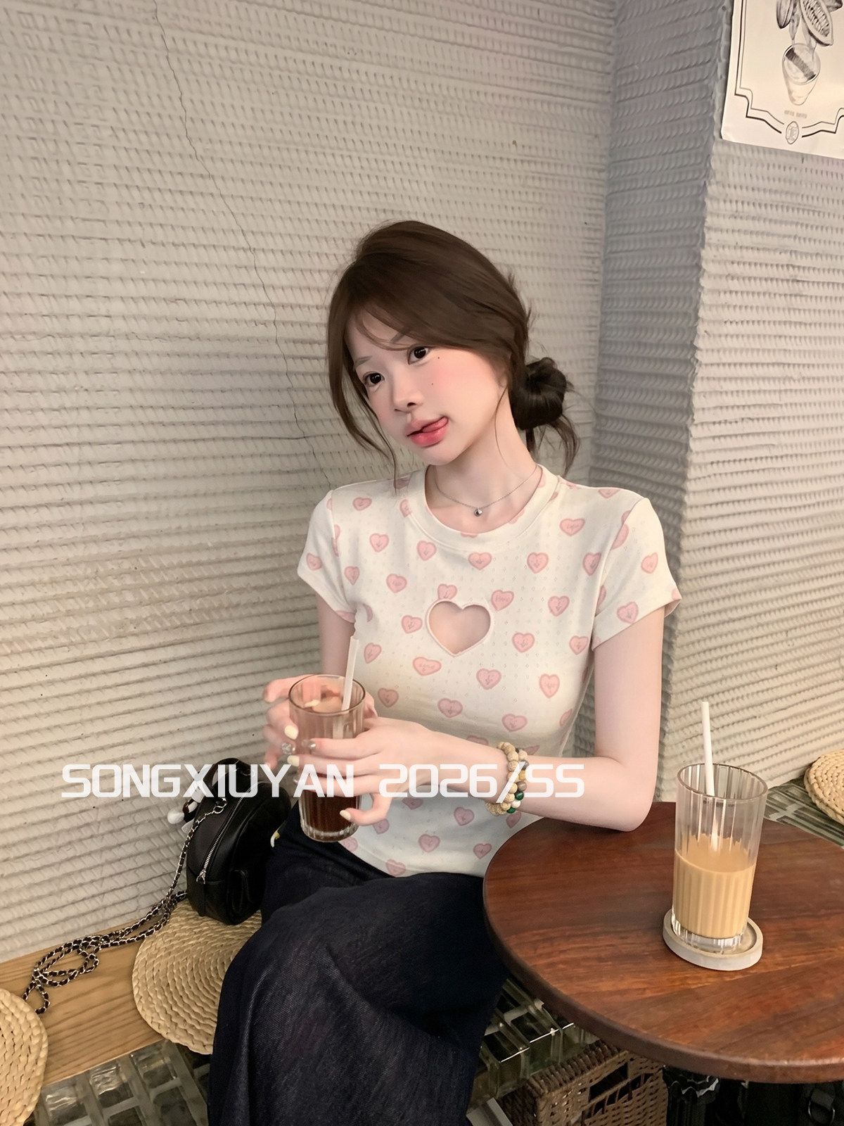 달콤함 소녀 하트 프린트 홀로우 아웃 라운드 넥 티셔츠 연령 감소 한 부서 몸매 가꾸기 쇼트 스타일 허리 수축 작은 대중 긍정적 인 어깨 의류