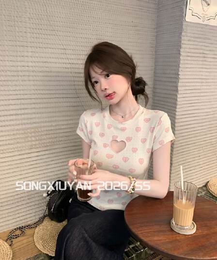 달콤함 소녀 하트 프린트 홀로우 아웃 라운드 넥 티셔츠 연령 감소 한 부서 몸매 가꾸기 쇼트 스타일 허리 수축 작은 대중 긍정적 인 어깨 의류