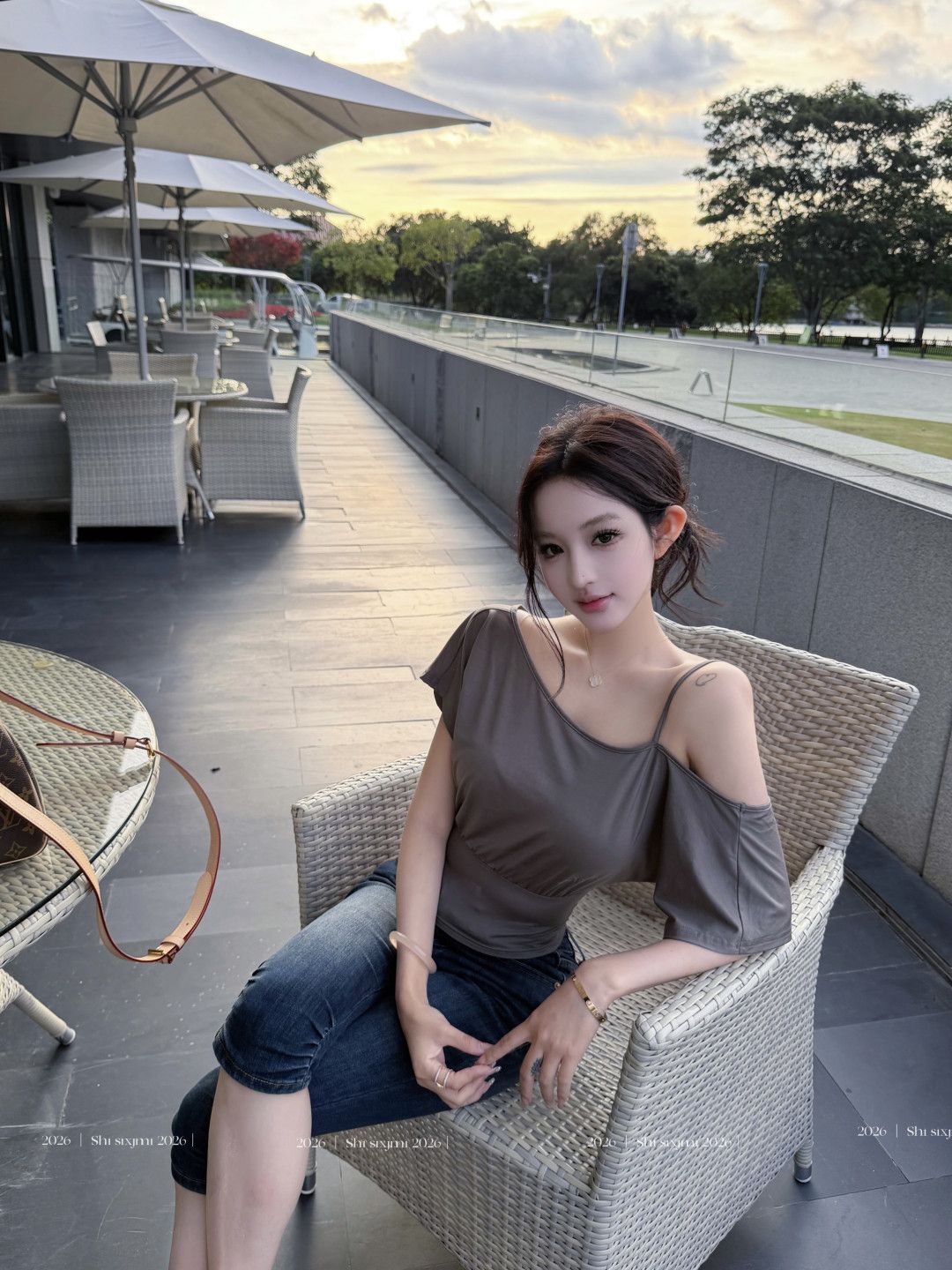 라이 경기 서울 핫걸 바람 회색 비스듬한 어깨 반팔 티셔츠 여성 여름 주름 허리 수축 몸매 가꾸기 다용도 슬림해 보이는 쇼트 스타일 맨위
