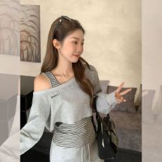 批发曼巴棉）巨好看的斜<b class='q'>露肩</b>不规则字母短款卫衣女春秋内搭条纹