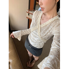 批发丝绒喇叭袖V领长袖衬衫洋气显瘦打底小衫上衣